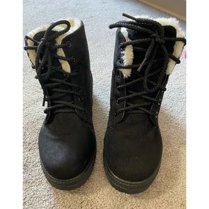 NWOT Women’s Lined Winter Ankle Boots